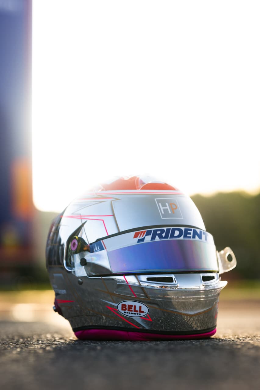 Helm im Abendlicht · Bell x Trident